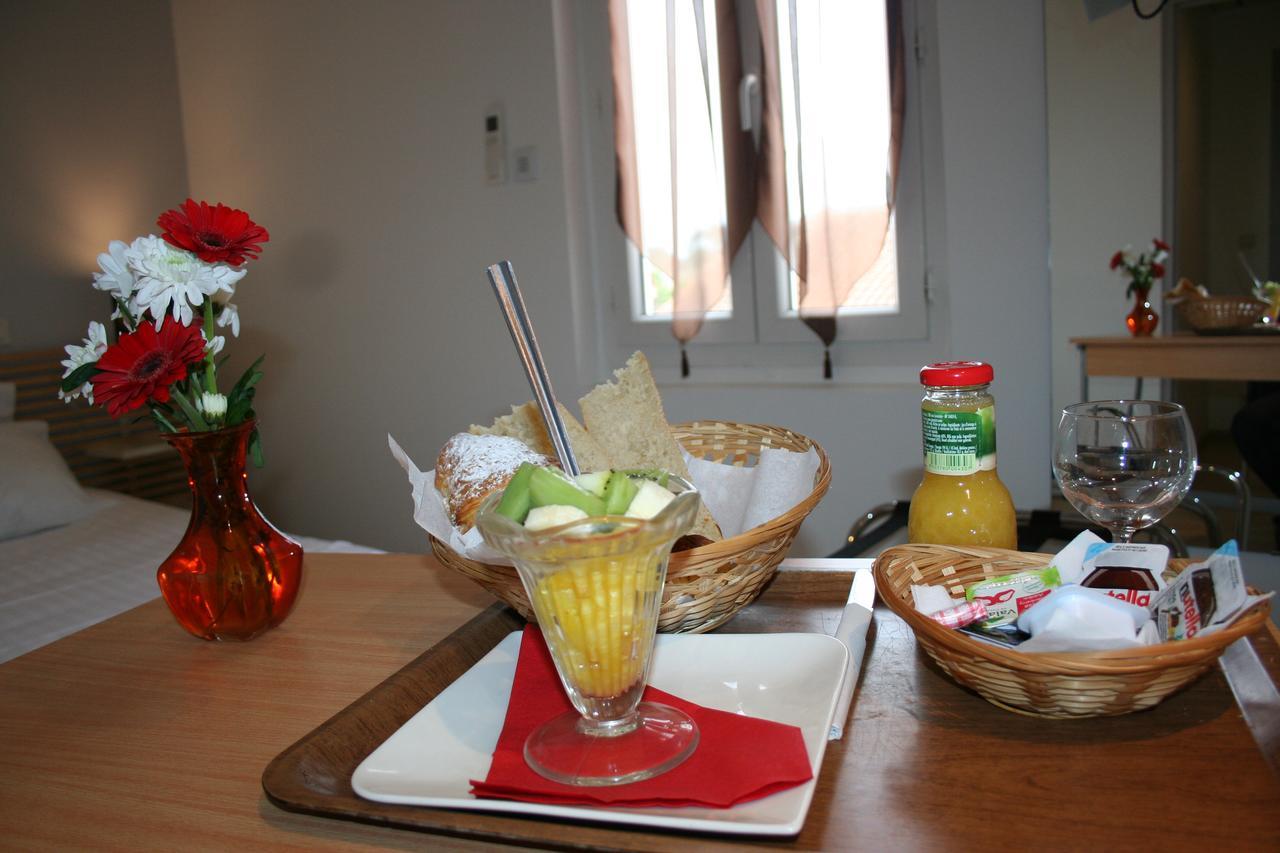 Hotel Les Italiens Biscarrosse Buitenkant foto